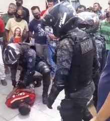 Homem é espancado pela população após ferir duas pessoas em tentativa de assalto