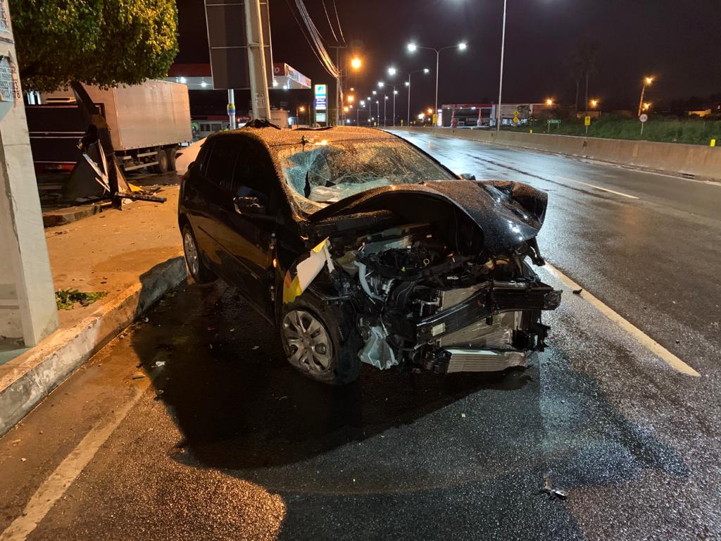 Motorista perde o controle da direção e atinge outdoor e ponto de ônibus