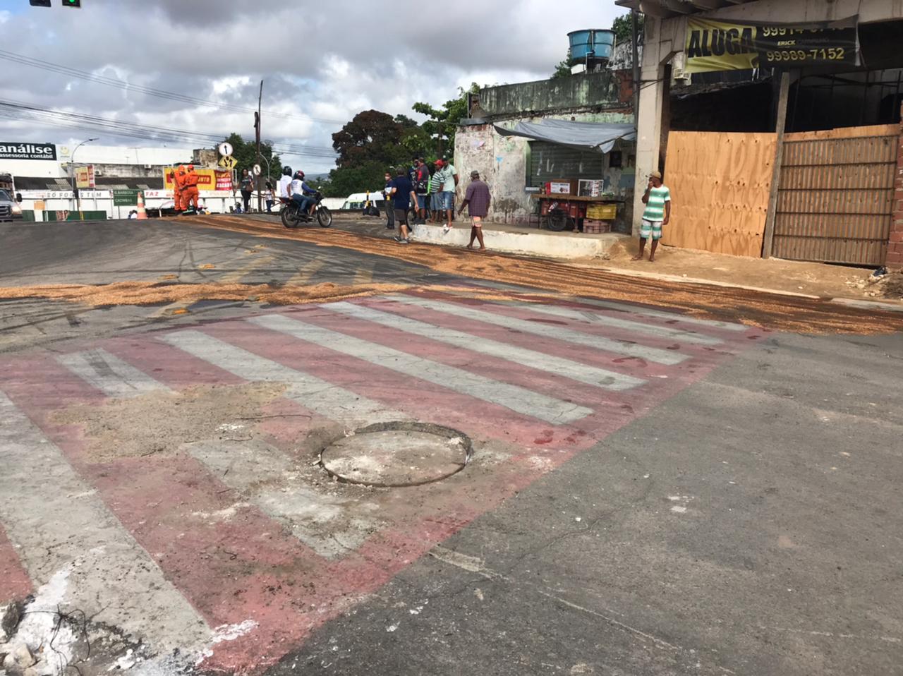 Caminhão derrama óleo e motociclistas caem na Avenida Rio Branco