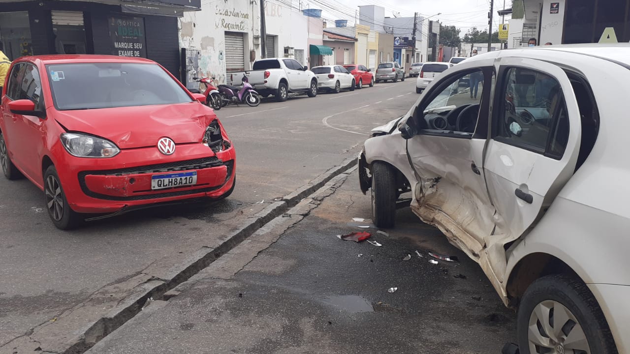 Colisão entre veículos de passeio no centro de Arapiraca deixa dois feridos