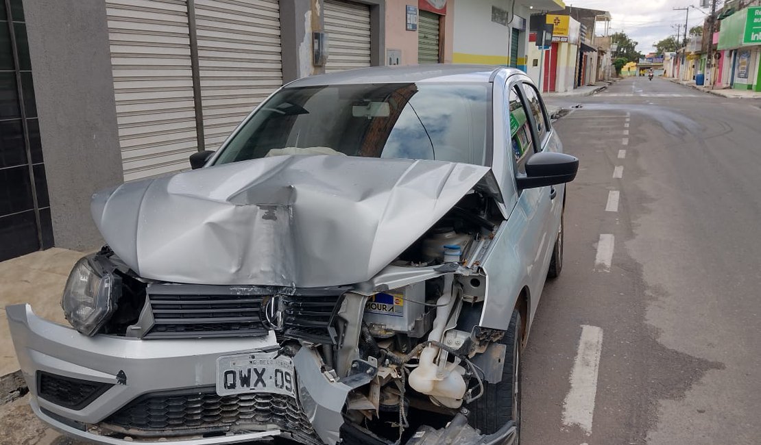 Condutor embriagado perde controle de veículo e colide em poste em Arapiraca