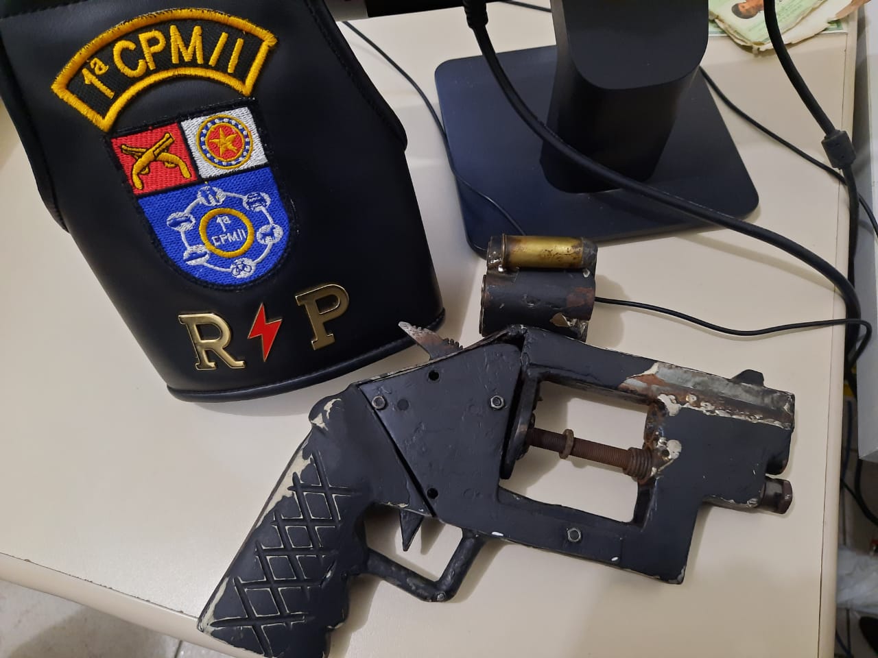 Mulher é presa após gravar e divulgar na internet vídeo vendendo arma de fogo