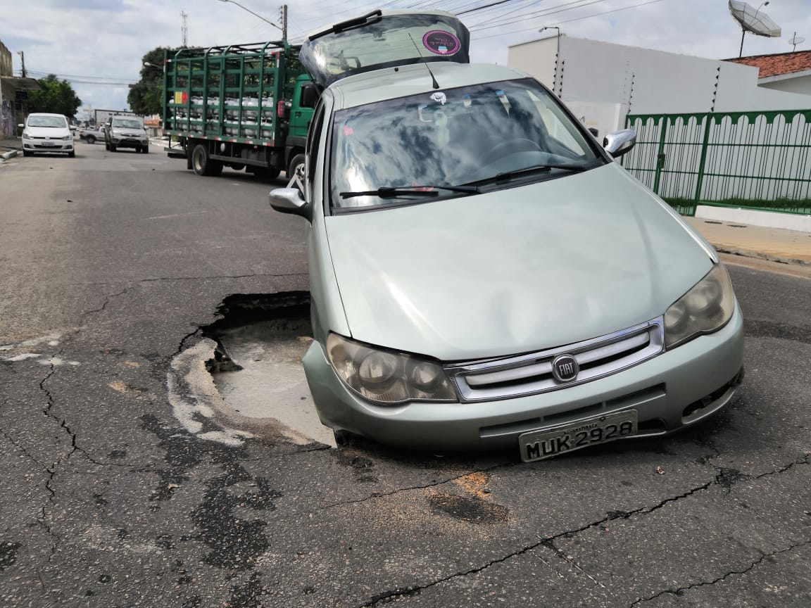 Exclusivo: Carro cai em buraco no bairro Baixão em Arapiraca; veja vídeo