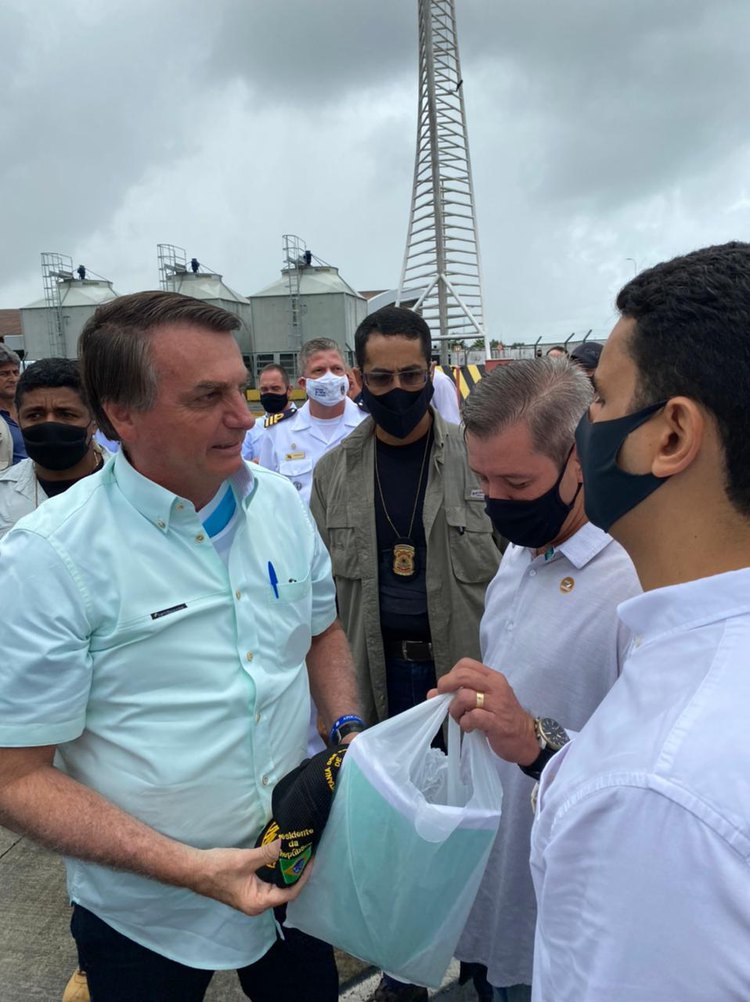 O Presidente Bolsonaro é recebido calorosamente no aeroporto de Maceió; vídeo