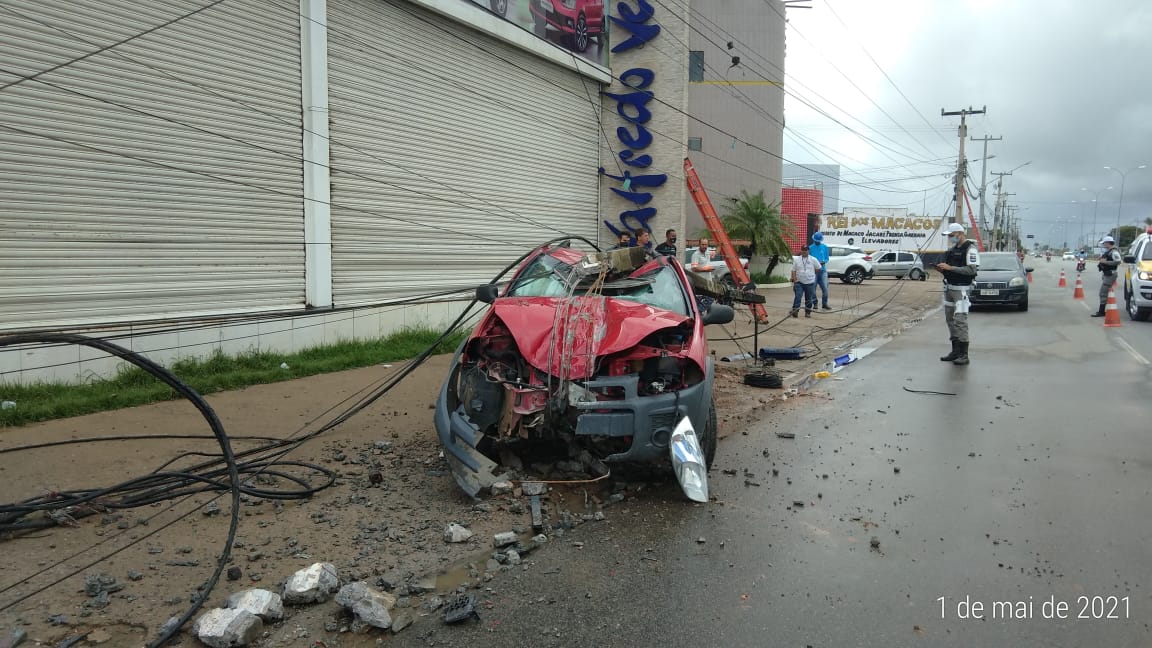 Motorista perde o controle da direção, sai da pista e derruba poste na AL-220