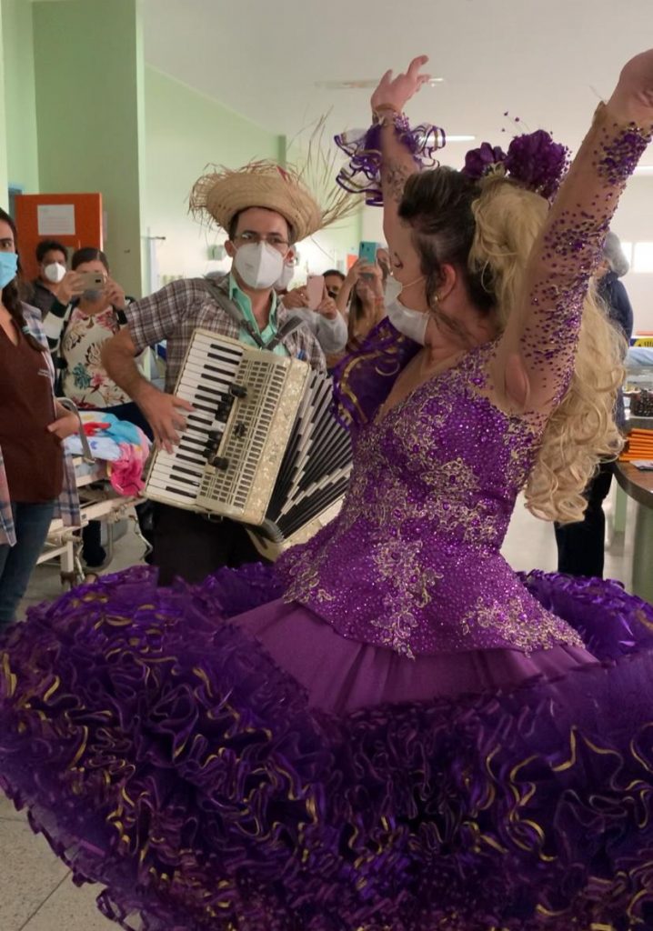 HE do Agreste se transforma em imenso arraiá e leva alegria a pacientes