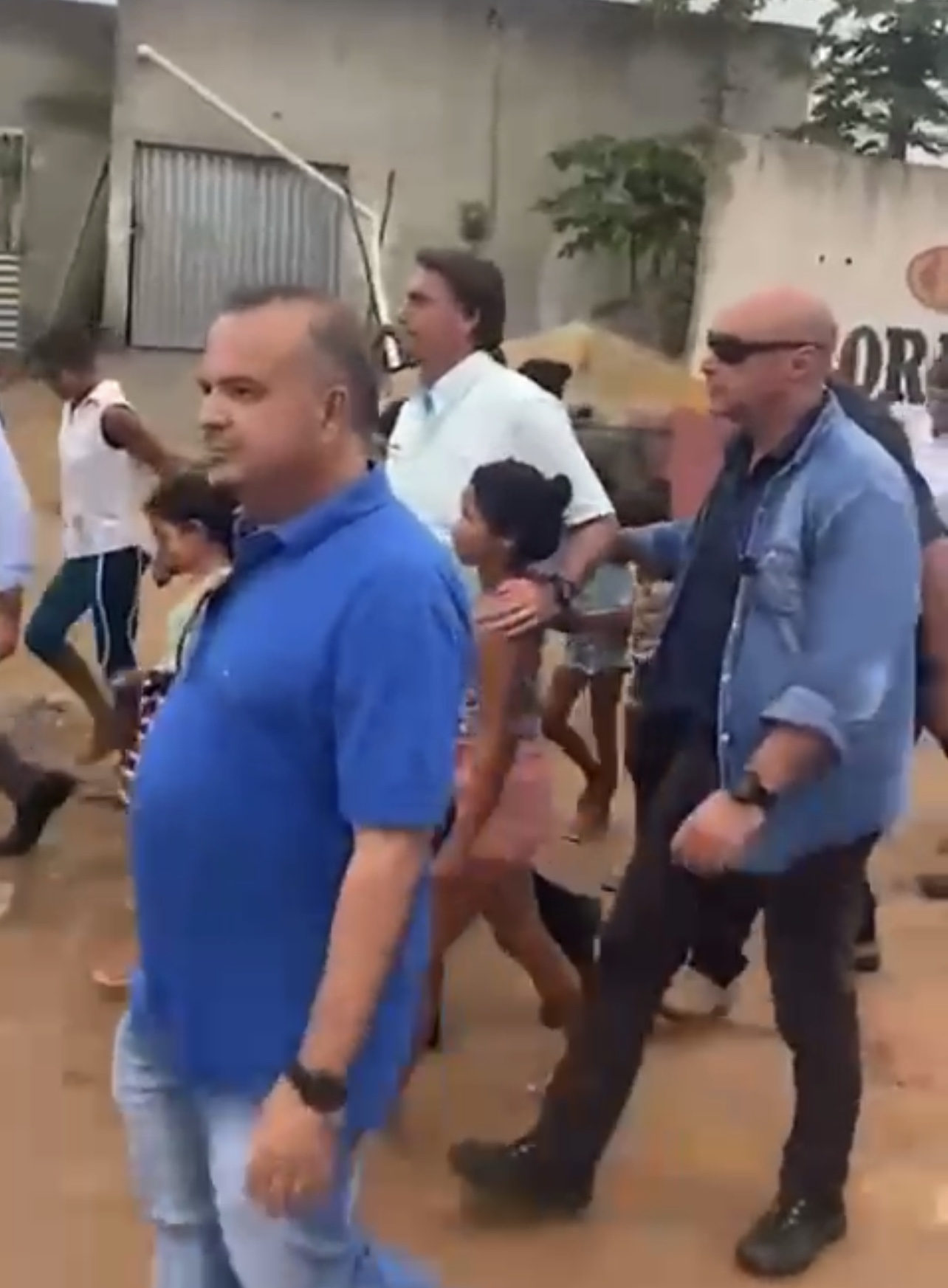 Bolsonaro manda descer helicóptero em povoado de Alagoas Girau do Ponciano durante visita aos Alagoanos e as pessoas ficam impressionadas, VEJA O VÍDEO