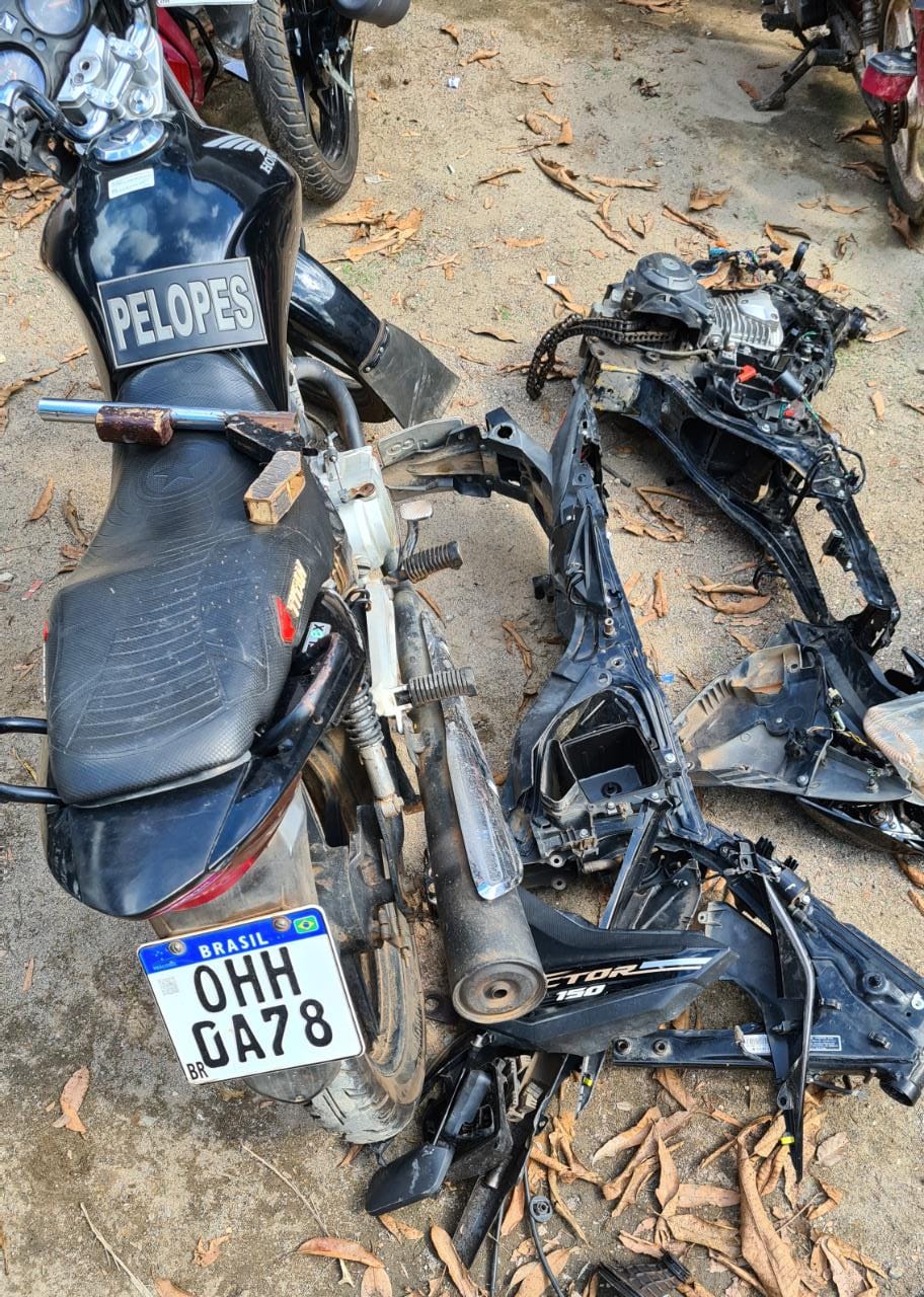 Dois elementos são presos com arma e moto roubada no Planalto em Arapiraca