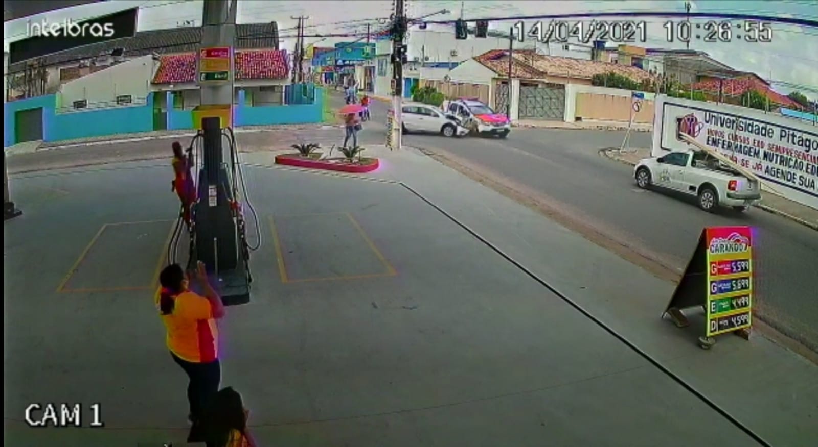 Veja o momento da colisão entre carro de passeio e viatura da PMAL em Arapiraca