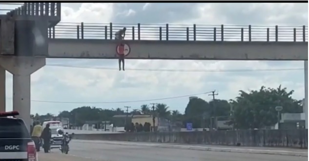 Homem tenta pular de viaduto e é salvo com ajuda de retroescavadeira em Teotônio
