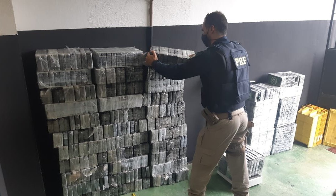 PRF apreende 540 kg de cocaína em veículo terceirizado dos Correios em AL