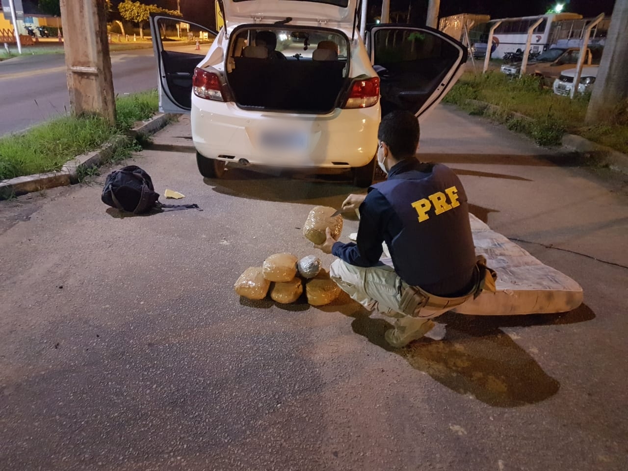 PRF encontra 12kg de maconha dentro de colchão no porta-malas de carro; vídeo