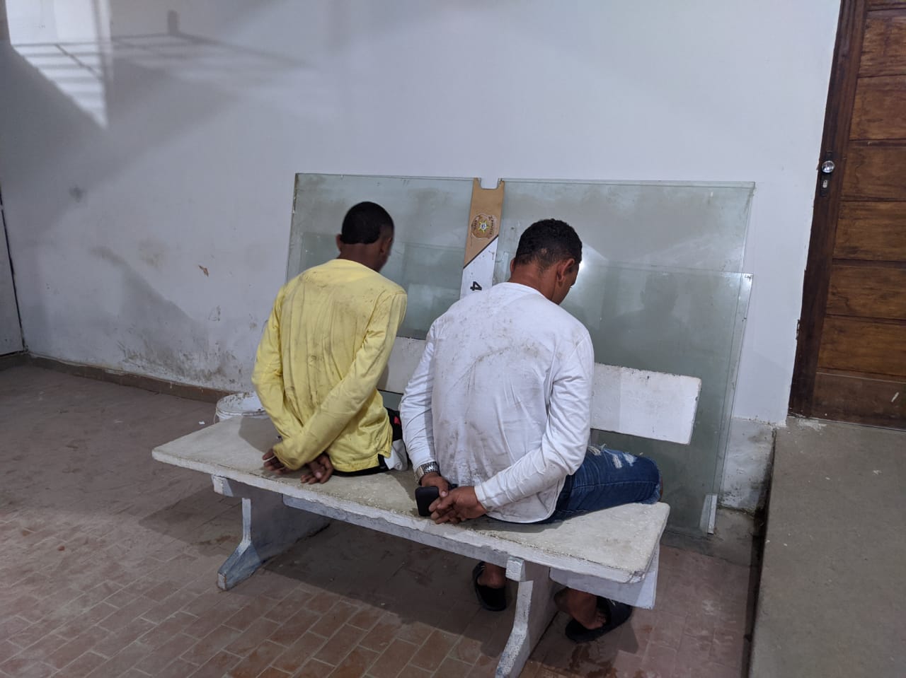 Dois sujeitos são presos roubando peças de veículos guardados no pátio do DER