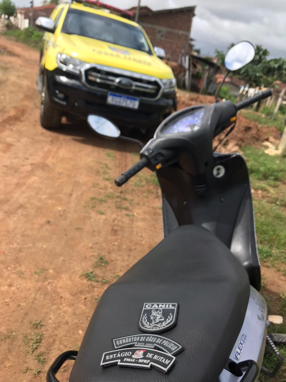 Moto roubada é recuperada pela PM e entregue ao proprietário em Arapiraca
