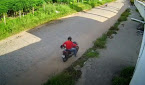 [Vídeo] Motociclista assalta jovem e é flagrado por câmeras de segurança