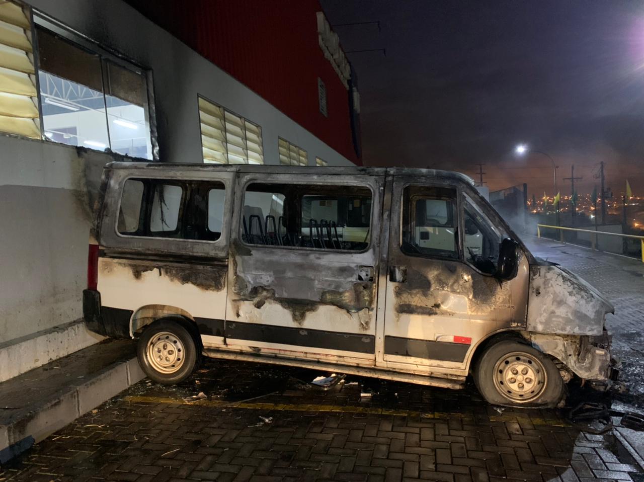 Van pega fogo no estacionamento de supermercado em Santana do Ipanema