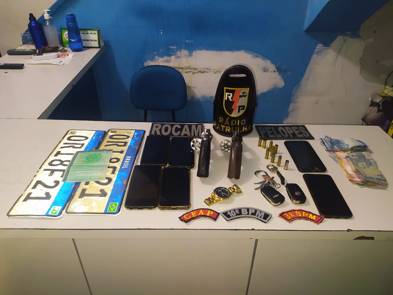 Polícia prende ladrões, troca tiros com a dupla e apreende objetos roubados