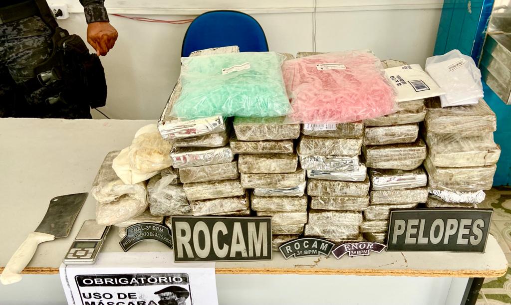 PM apreende 45kg de maconha, crack e cocaína em carro de traficante em Arapiraca