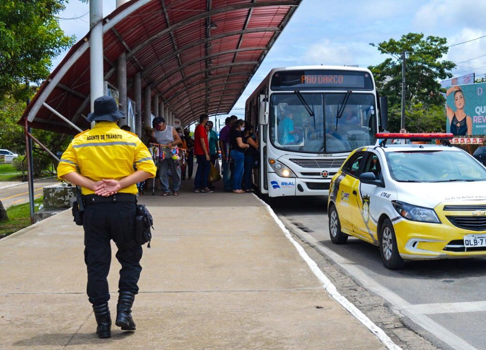 SMTT Arapiraca fiscaliza excesso de passageiros em transportes coletivos