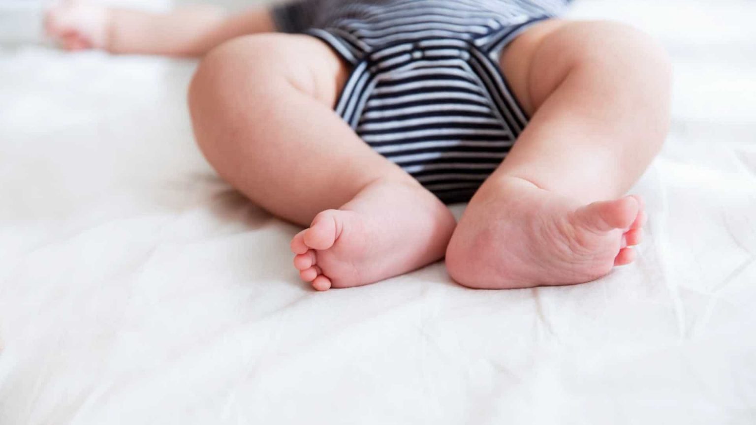 Bebê de oito meses morre sufocada com fio de balão