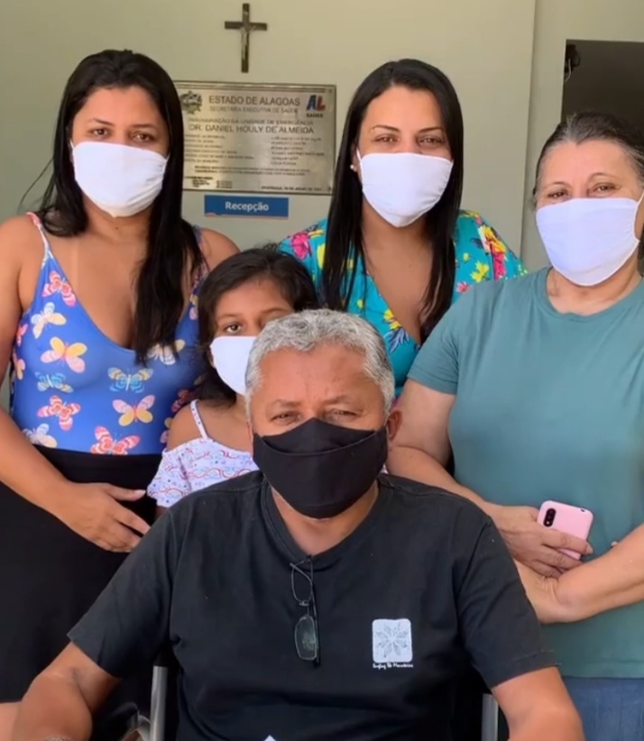 Família curada da Covid-19 comemora alta médica no HE do Agreste