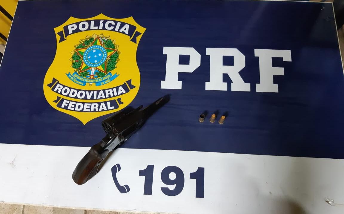 Ladrões que tinham acabado de roubar em Palmeira batem em viatura da PRF