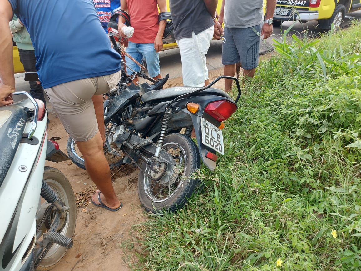 Colisão entre carro e moto deixa três pessoas feridas na AL-110 em Arapiraca