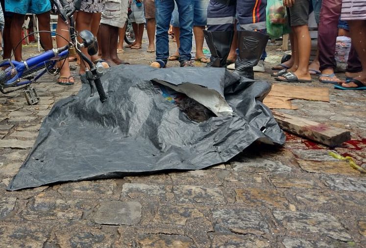Homem é assassinado a pauladas na feira da fumageira em Arapiraca