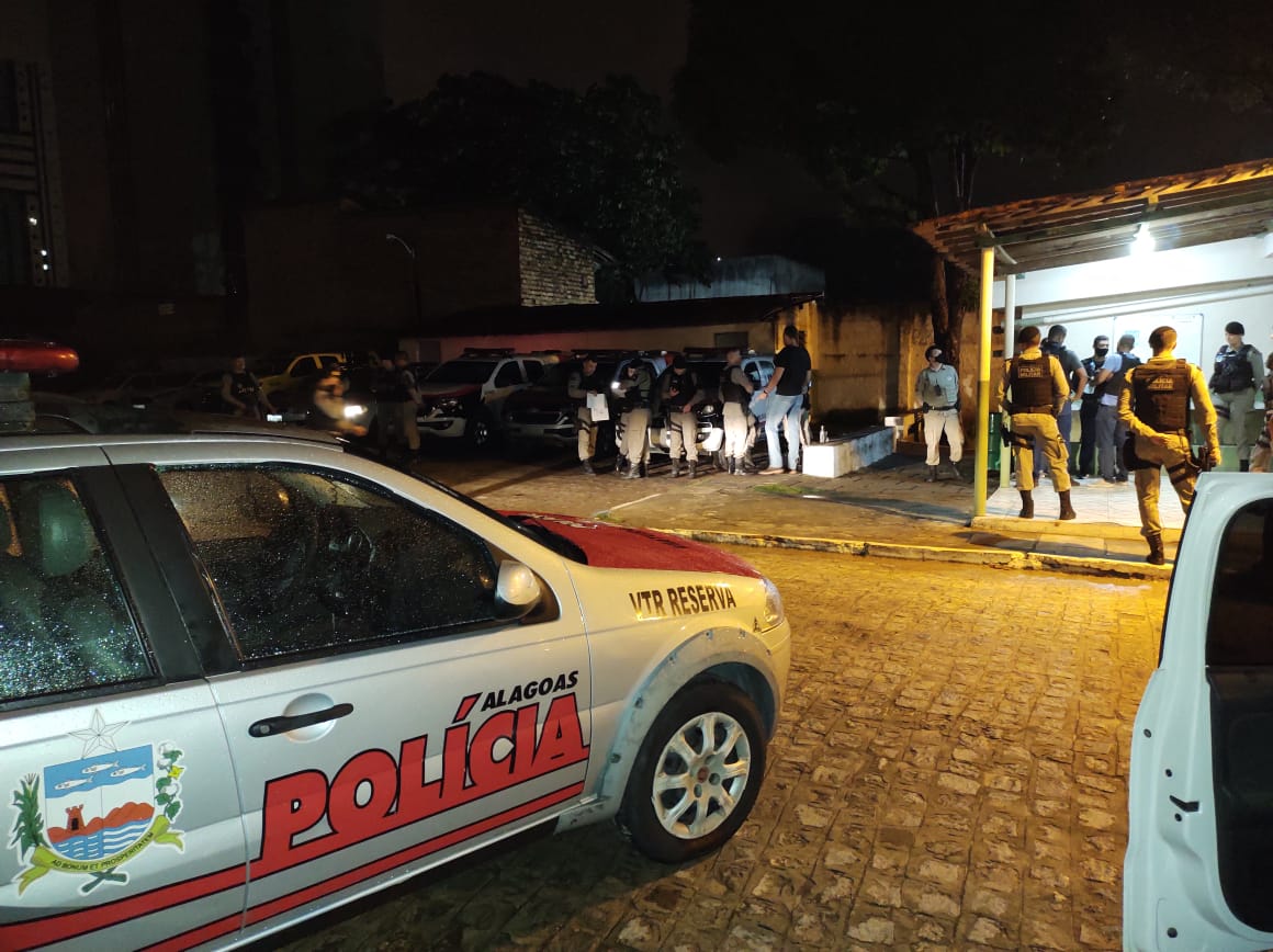 Oito pessoas especializadas no tráfico de drogas são presas em Maceió