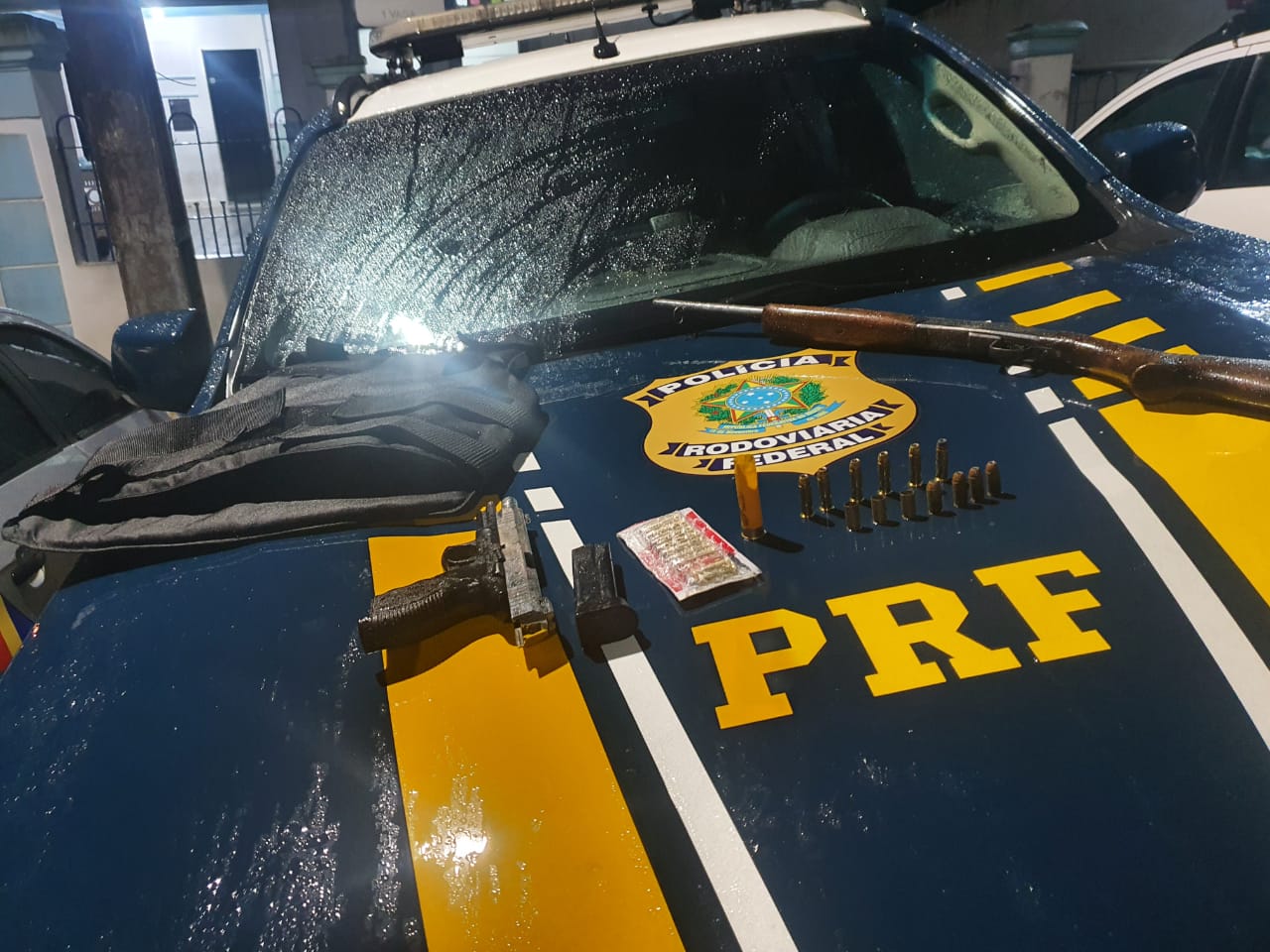 Abordagem da PRF Alagoas termina com troca de tiros, um morto e quatro presos