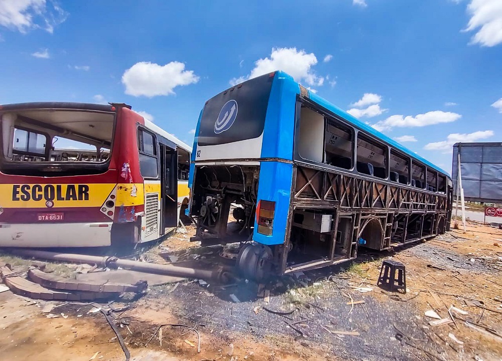 ​SMTT Arapiraca fiscaliza ônibus abandonados em terrenos baldios