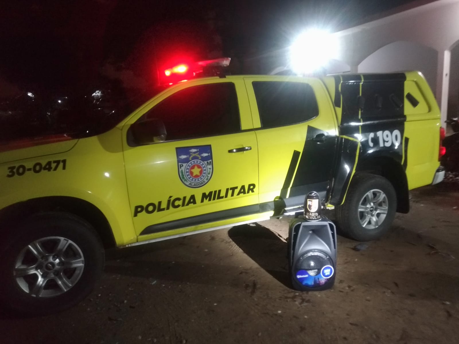 Mulher debocha da polícia e acaba presa por causa de som alto e algazarra