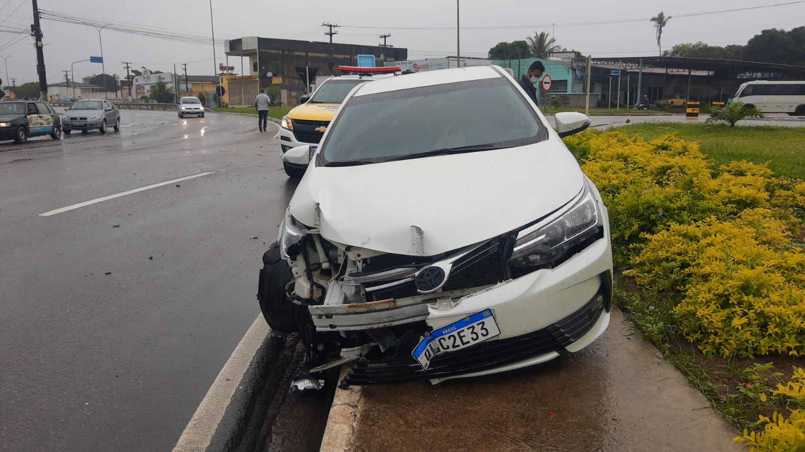 Motorista de Corolla sobe em calçadas e derruba placa de trânsito em Arapiraca