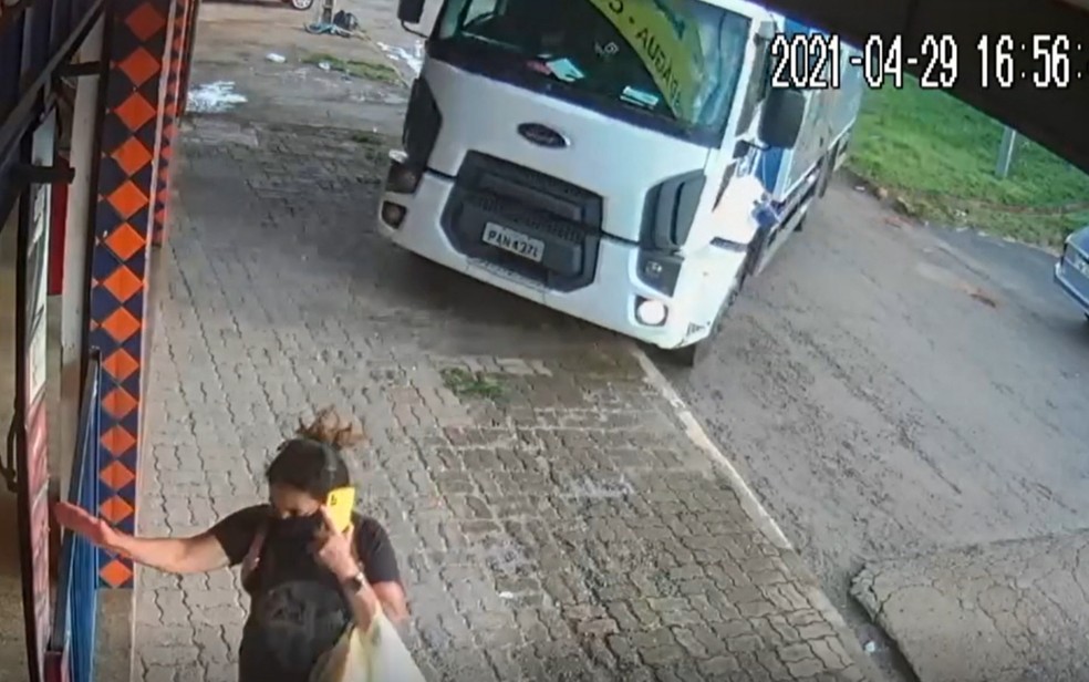 Mulher ao celular escapa por um triz de caminhão desgovernado