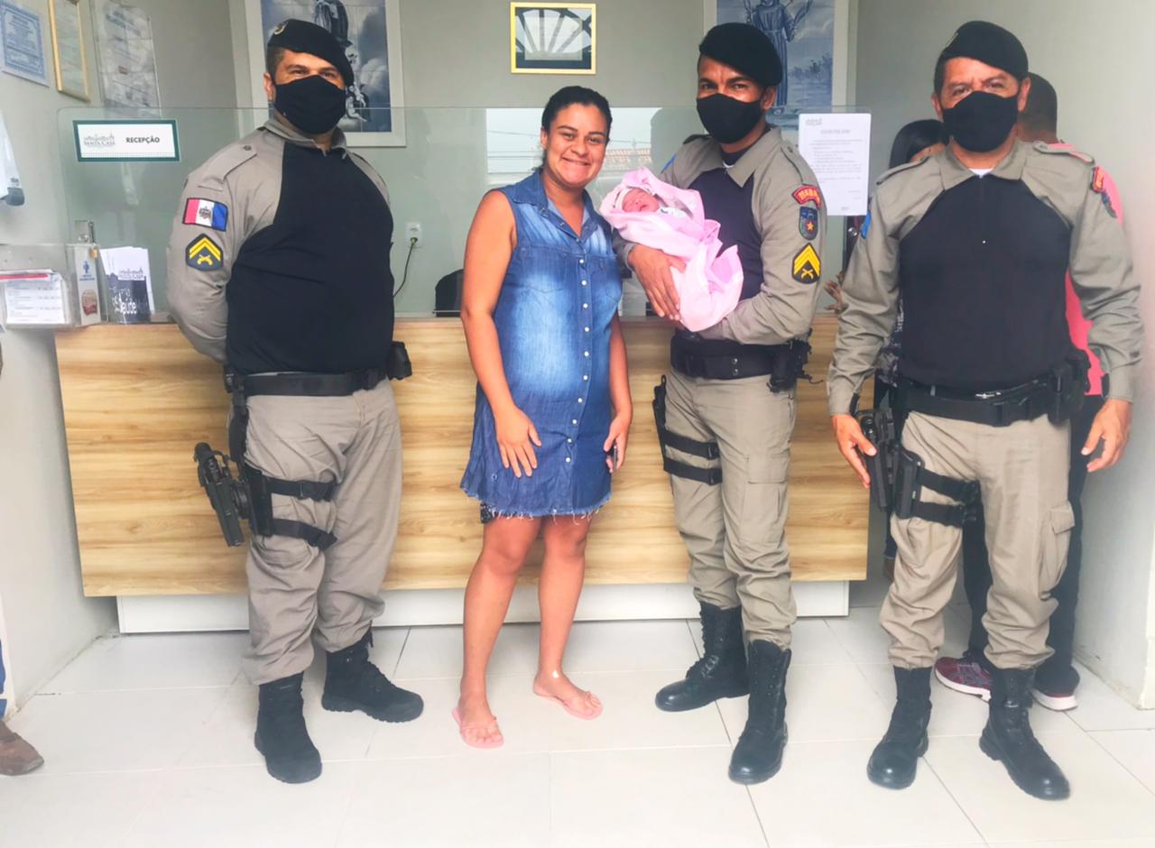 Táxi quebra, polícia socorre e Júlia nasce dentro da viatura do 11º BPM