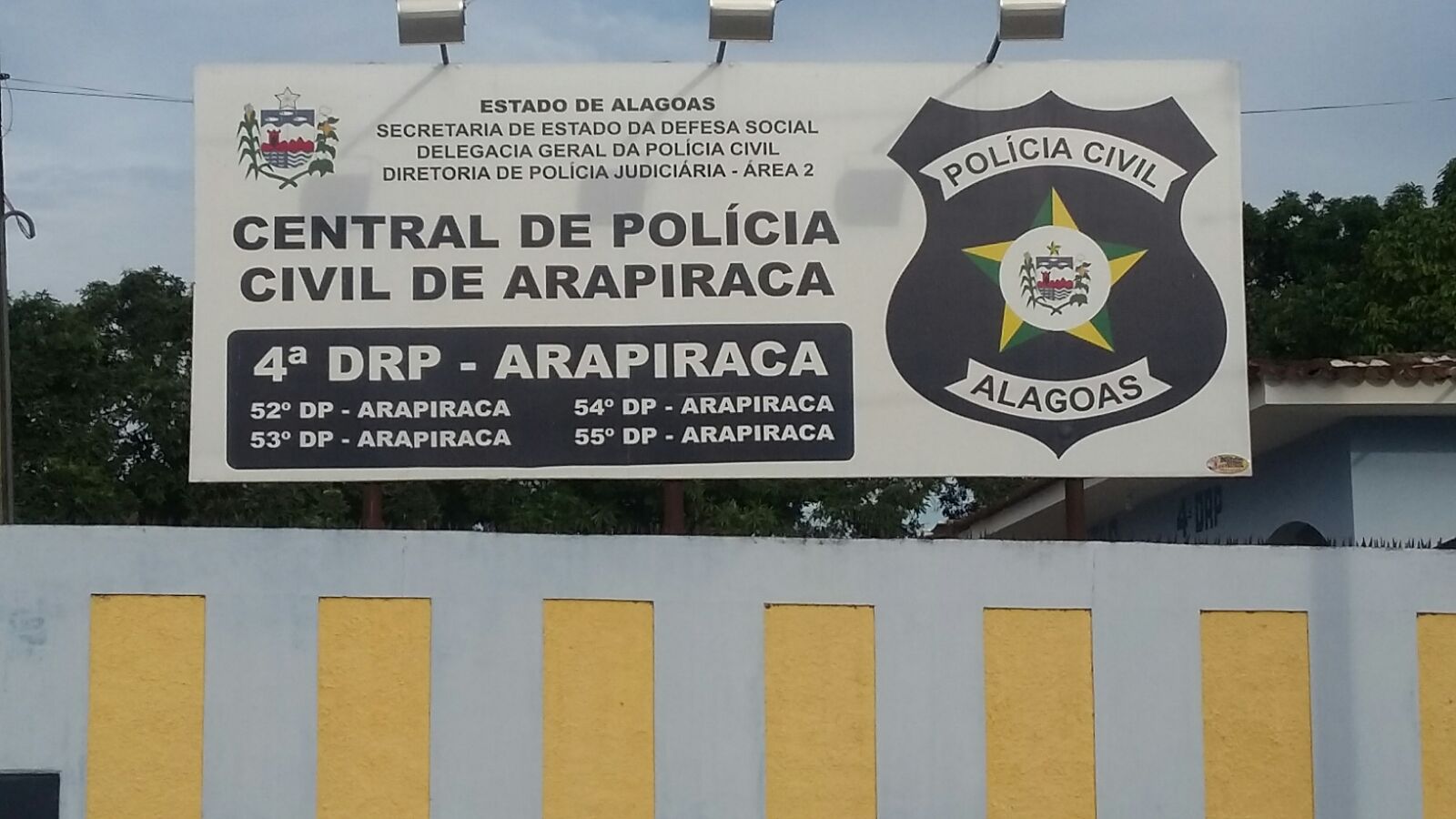 Elementos invadem clínica oftalmológica e furtam TV no centro de Arapiraca