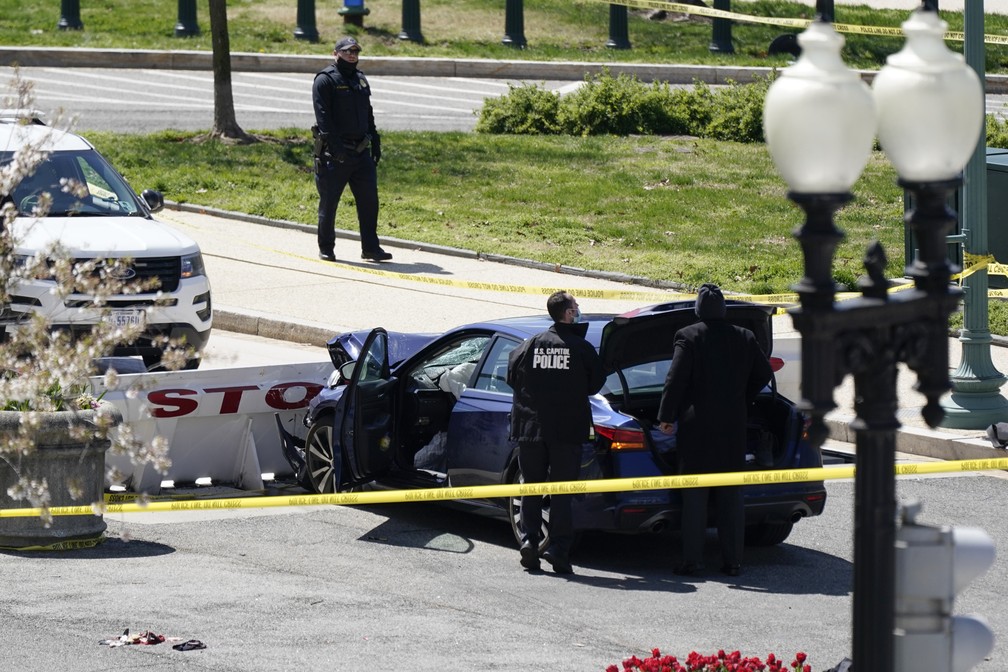 Acessos ao Capitólio são fechados; motorista joga carro contra polícia