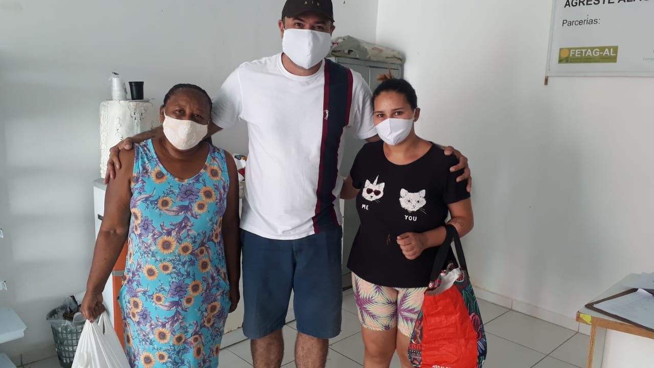 Associação doa peixes, arroz, leite de Coco e Pé de Moleque para 100 famílias