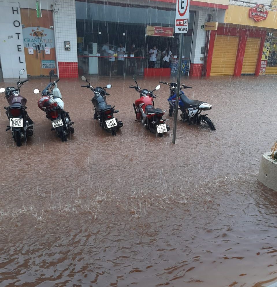 Chuva em grande escala causa transtornos e alagamentos em Palmeira dos Índios