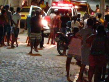Moradores espancam homem acusado de estuprar a própria enteada de apenas 2 anos